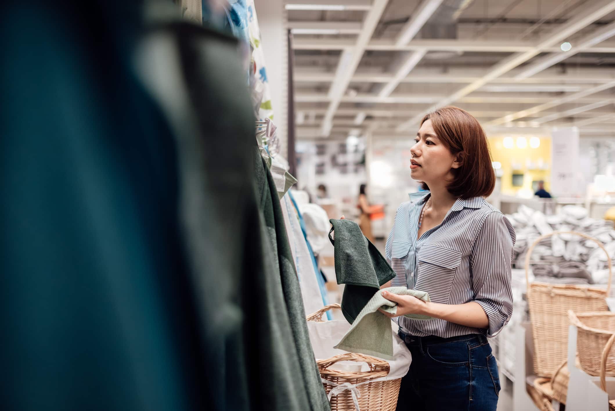 An Asian Woman Is Choosing A Hand Towel At The Mall.